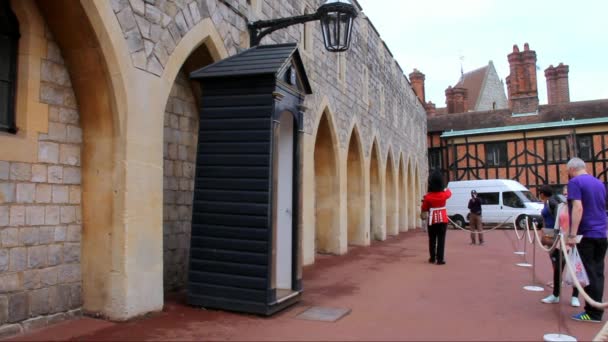 Windsor Castle. Britse garde in rode uniformen zijn het beroemdst ter wereld. — Stockvideo