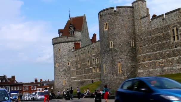 Windsor Castle. Stenväggar och torn med klocka — Stockvideo