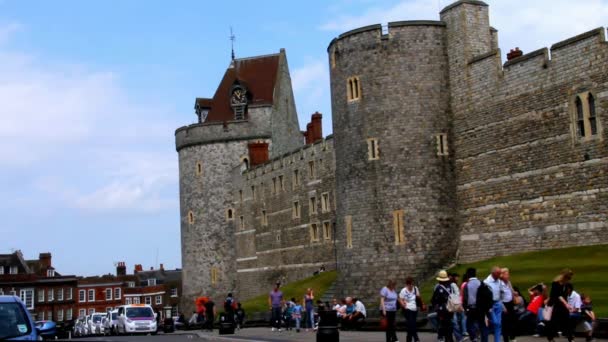 Schloss Windsor. Steinmauern und Turm mit Uhr — Stockvideo