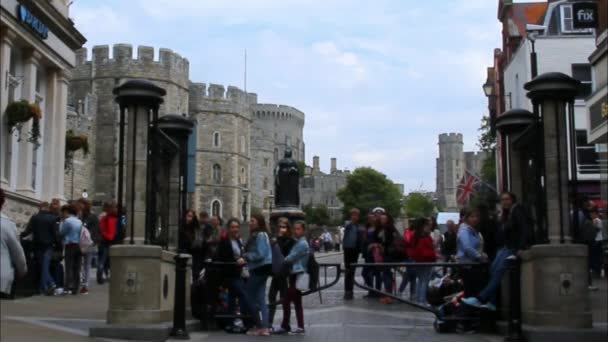 Main Street i Windsor, som är en stad i Royal Borough of Windsor — Stockvideo