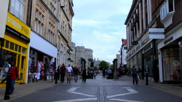 Niezidentyfikowanych turystów na głównej ulicy w Windsor — Wideo stockowe