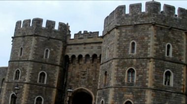 Çıkış kapısı Ortaçağ Windsor Kalesi kulenin üst kısmı
