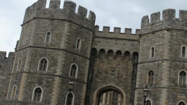 Partes superiores das torres de pedra do castelo de Windsor medieval no fundo do céu nublado — Vídeo de Stock