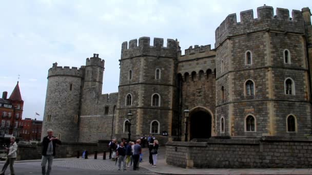 Touristes non identifiés près de la sortie du château médiéval de Windsor — Video