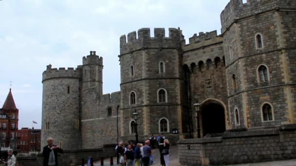 Paredes panorámicas de vídeo y salida desde el castillo medieval de Windsor — Vídeos de Stock