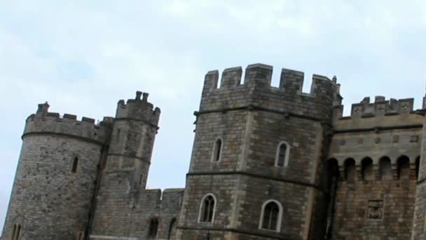 Μεσαιωνικούς πύργους και τείχη του κάστρου του Windsor — Αρχείο Βίντεο