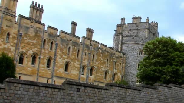 Murallas de piedra, edificios y torres cerca de la puerta metálica del castillo de Windsor — Vídeos de Stock