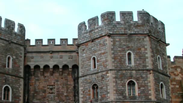 Het bovenste deel van de rechter stenen toren bewaken van de uitgang van het middeleeuwse Windsor — Stockvideo