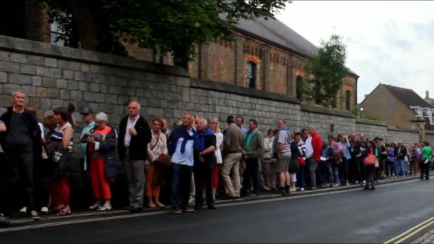 Tedious esperando en fila en el castillo medieval de Windsor — Vídeos de Stock
