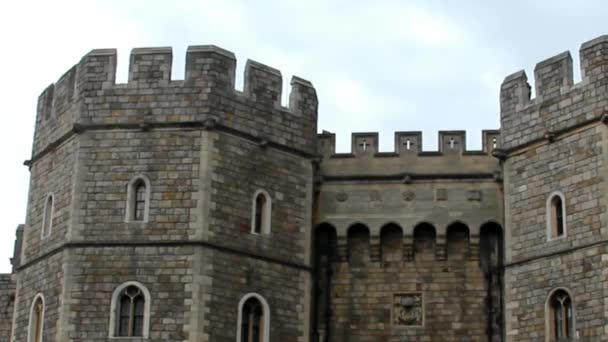 Parte superior de la torre de piedra izquierda que protege la salida del castillo medieval de Windsor — Vídeos de Stock