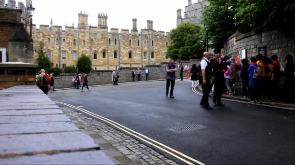 Anställda av slott och oidentifierade turister kö på medeltida Windsor Cast — Stockvideo