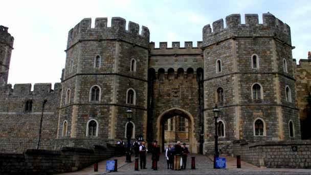 Touristes non identifiés près de la porte de sortie du château médiéval de Windsor — Video