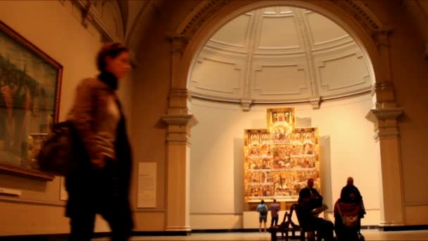 Turistas não identificados no Salão de Exposições de Victoria and Albert Museum . — Vídeo de Stock