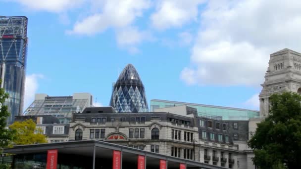 Nuvens flutuando sobre a cidade de Londres com um edifício Gherkin no meio — Vídeo de Stock