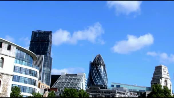 Nuvole che galleggiano sulla città di Londra con un edificio di Gherkin nel mezzo — Video Stock