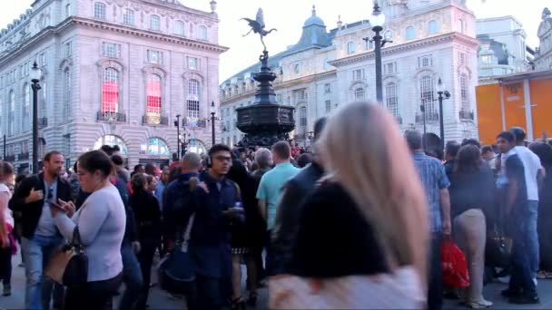 正体不明の観光や夜の時間でピカデリー サーカスで地元の人々 です。ロンドン — ストック動画