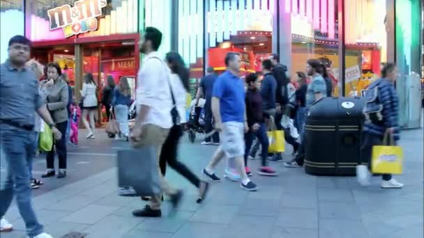 Niet-geïdentificeerde toeristen en locals politieagenten in de buurt van kleurrijke grote winkel in Soho — Stockvideo
