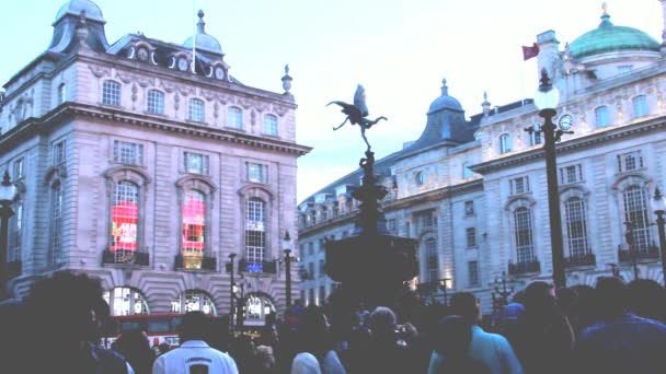 Turistas e habitantes locais não identificados em Piccadilly Circus à noite. Londres — Vídeo de Stock
