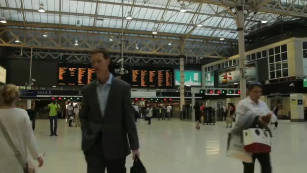 Turistas y lugareños no identificados en la estación de tren nacional Charing Cross — Vídeos de Stock