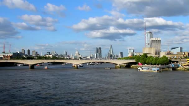 Londons i sena eftermiddagen ljus från Hungerford Bridge. — Stockvideo