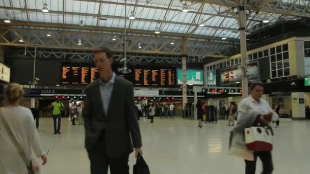 Unidentified Tourists and Locals on Charing Cross National Rail Station — Stock Video
