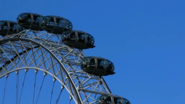 Μετακίνηση London Eye σε φόντο μπλε του ουρανού. Χρονική Πάροδος — Αρχείο Βίντεο