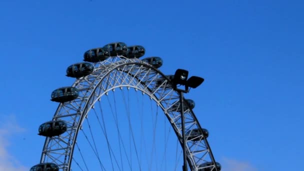 Moving London Eye on Blue Sky Background (en inglés). Tiempo de caducidad — Vídeos de Stock