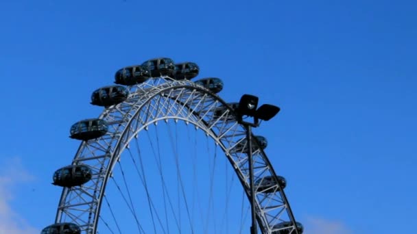 Μετακίνηση London Eye σε φόντο μπλε του ουρανού. Χρονική Πάροδος — Αρχείο Βίντεο