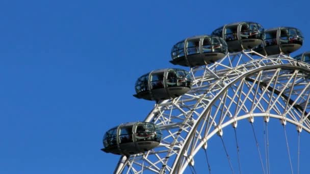 Moving London Eye on Blue Sky Background. Délai imparti — Video