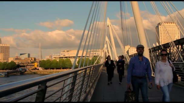 Neznámí turisté i místní se na Haugerford most přes Temži. Časová prodleva — Stock video