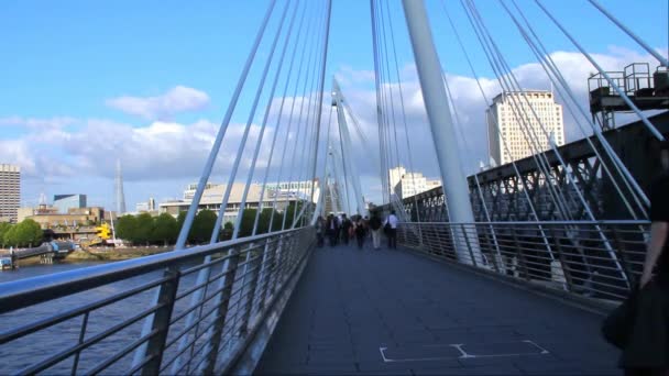 Unidentified Tourists and Locals on Haugerford Bridge Over Thames. Time Lapse — Stock Video