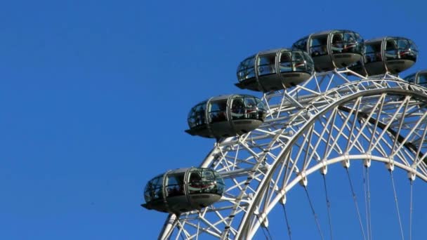 Moving London Eye on Blue Sky Background (en inglés). Tiempo de caducidad — Vídeo de stock
