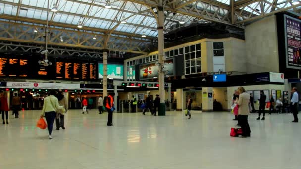 Neznámí turisté i místní se na národní železniční nádraží Charing Cross — Stock video