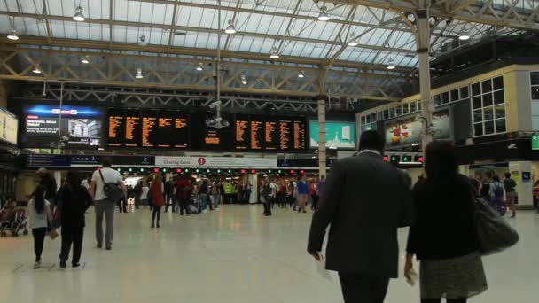 Neznámí turisté i místní se na národní železniční nádraží Charing Cross — Stock video