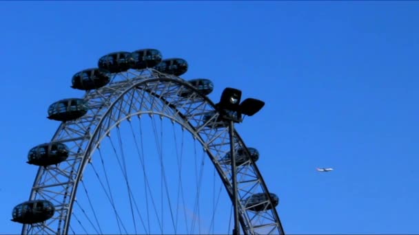 Przeniesienie London Eye, na tle błękitnego nieba. London Eye jest Giant Ferris Wheel położony nad brzegiem rzeki Tamizy — Wideo stockowe