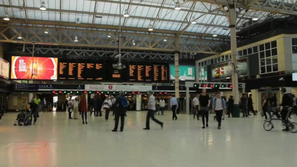 Neznámí turisté i místní se na národní železniční nádraží Charing Cross — Stock video