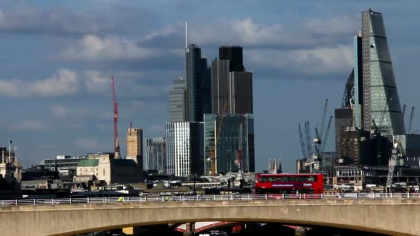 Лондонський міський пейзаж з Південної Банк башта з Велика мосту. Уповільнена зйомка — стокове відео