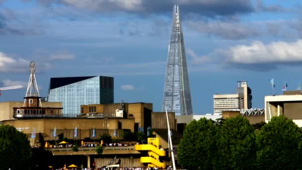 Londen stadsgezicht met South Bank Tower van Hungerford Bridge — Stockvideo