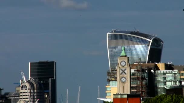 Londen stadsgezicht met 20 Fenchurch Street (de Walkie-Talkie) toren — Stockvideo