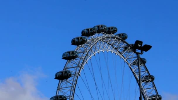Μετακίνηση London Eye σε φόντο μπλε του ουρανού — Αρχείο Βίντεο