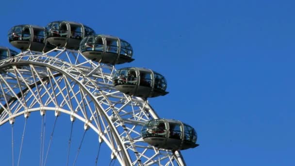 Bewegende London Eye op blauwe hemelachtergrond. Time-lapse — Stockvideo