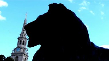 Barbary aslan Trafalgar Öf, mavi gökyüzü arka plan üzerinde silüeti heykel