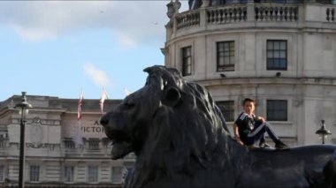 Trafalgar Square, Londra Barbary aslan heykeli.