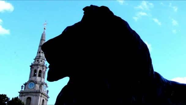 Sculpture Silhouette of Barbary Lion on Blue Sky Fundo em Trafalgar Squa — Vídeo de Stock