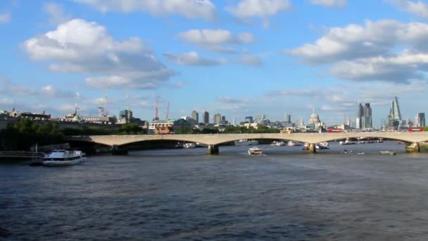 Londýnská city v podvečerní světlo Hungerford Bridge — Stock video