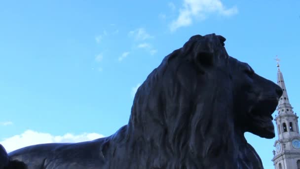 Szobor sziluett oroszlán a kék ég háttér at Trafalgar Square — Stock videók