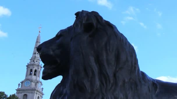 Sylwetka rzeźba lwa na tle niebieskiego nieba na Trafalgar Square — Wideo stockowe