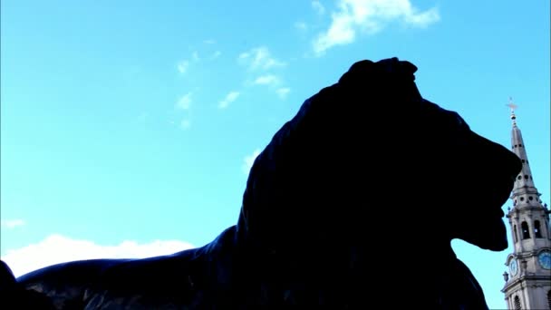 Skulptur silhuetten av Lion på blå himmel bakgrund på Trafalgar Square — Stockvideo