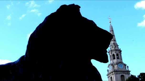Silhueta de Escultura do Leão no Céu Azul Fundo na Trafalgar Square — Vídeo de Stock