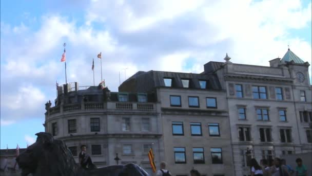 런던의 트라팔가 광장 근처 다양 한 플래그와 오래 된 건물 — 비디오